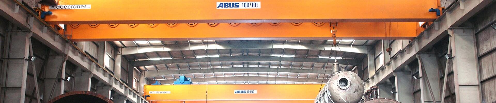 Dwudźwigarowa suwnica ABUS o udźwigu 100 t w zakładzie produkcyjnym DESCON Engineering HFZC w Zjednoczonych Emiratach Arabskich.