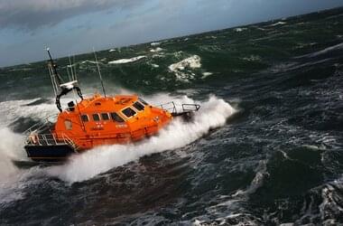 Łódka ratunkowa Royal National Lifeboat Institution na pełnym morzu u wybrzeży Anglii