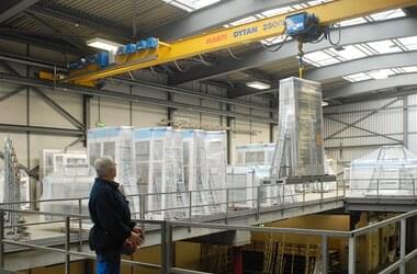 Suwnica pomostowa jednodźwigarowa o udźwigu 2,5 t w szwajcarskiej firmie EgoKiefer