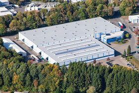 Widok z powietrza na zakład ABUS Kransysteme GmbH w Marienheide-Rodt z halą produkcyjną lekkich dźwigów i centrum logistycznym  