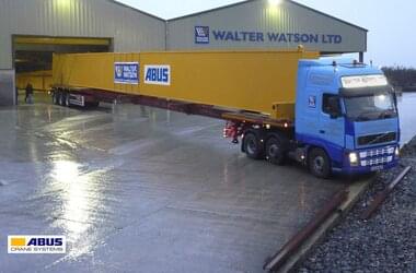 Dźwig ABUS jest transportowany z firmy Walter Watson Ltd. do firmy Autolaunch Ltd