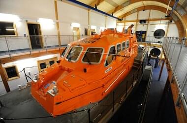 Budowa łodzi ratunkowej dla Royal National Lifeboat Institution przy pomocy żurawia firmy ABUS