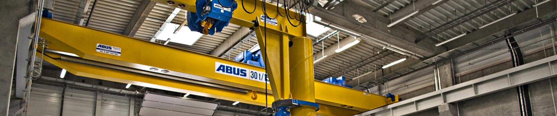 Żuraw obrotowy ABUS o udźwigu 3,2 t i długości wysięgnika 5 m w firmie Rolls Royce w Polsce
