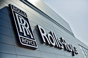 Logo Rolls-Royce na budynku w Polsce