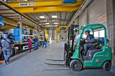 Montaż żurawia ABUS z pomocą wózka widłowego w firmie Rolls-Royce w Polsce