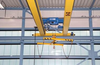 Wózek o nośności 5 t i elektryczny wciągnik linowy w hali produkcyjnej w Holandii
