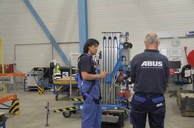 Operator suwnicy ABUS steruje suwnicą ABUS w hali produkcyjnej firmy NedTrain Componenten 
