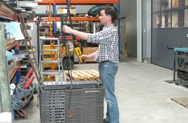 Operator dźwigu w firmie Forthaus steruje dźwigiem służącym do podnoszenia ciężkich przedmiotów