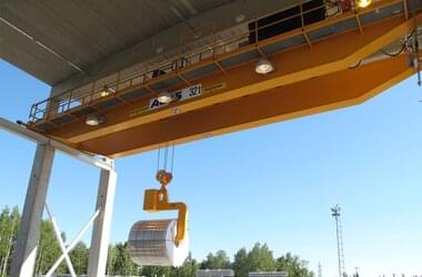 Suwnica mostowa o nośności 32T w użyciu przy produkcji rur ze stali nierdzewnej w Finlandii