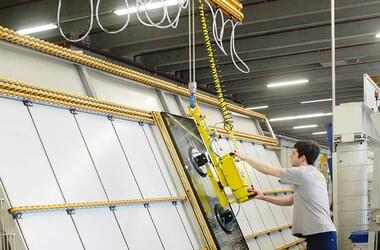 System przenośników podwieszanych z elektrycznym wciągnikiem łańcuchowym w firmie EgoKiefer w Szwajcarii