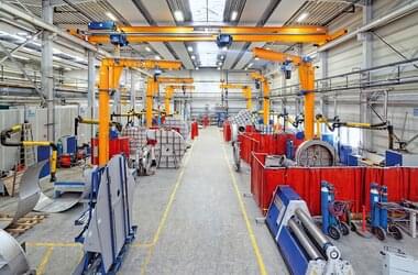 Nowe żurawie ABUS dzwignica z większą wysokością podnoszenia i prześwitem roboczym w niemieckiej firmie