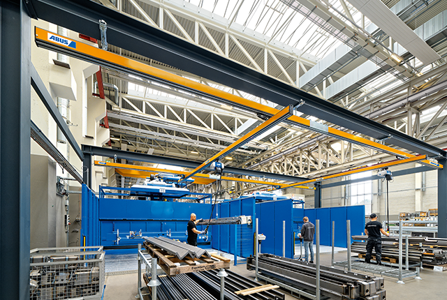 Suwnica jednodźwigarowa EHB w hali przemysłowej umożliwia transport ładunków na całej powierzchni pod sufitem.