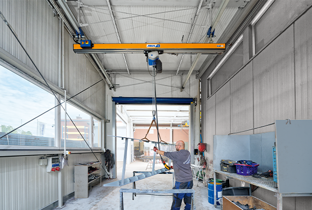 Suwnica jednodźwigarowa EHB-I w hali produkcyjnej o udźwigu do 1,25 tony i rozpiętości do 10 metrów.