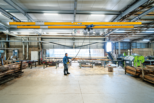 Suwnica dwudźwigarowa ZHB-I w hali przemysłowej o udźwigu do 2 ton i rozpiętości do 12 metrów.