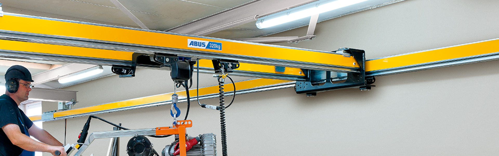 Suwnica dwudźwigarowa ZHB-X w hali przemysłowej, zapewniająca bezpieczne podnoszenie i wydajny transport materiałów.