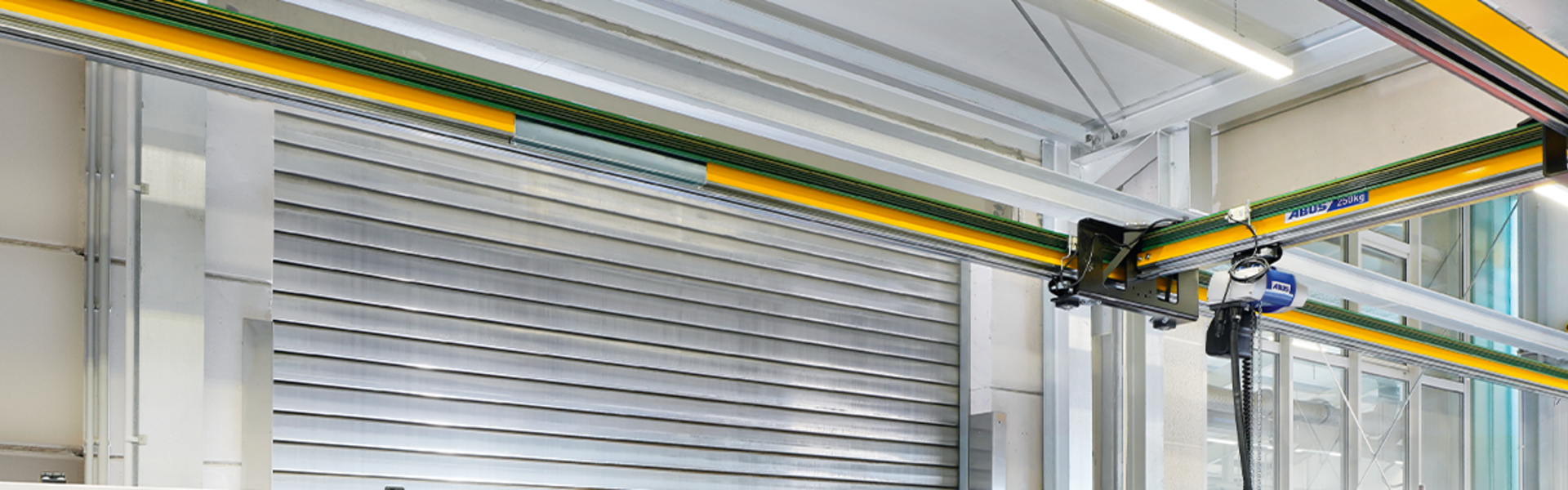 Suwnica jednodźwigarowa EHB-X w hali przemysłowej, zapewniająca precyzyjne podnoszenie i wydajny transport materiałów.