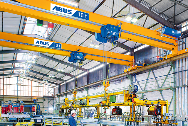 Jednoszynowe suwnice ABUS w hali przemysłowej o udźwigu do 16 t i rozpiętości do 39 m, zapewniające sprawny przepływ materiałów