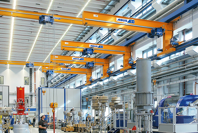 Suwnica wspornikowa ABUS w hali przemysłowej o udźwigu do 5 t i rozpiętości do 12 m, zapewniająca wydajną obsługę wielu stanowisk pracy.