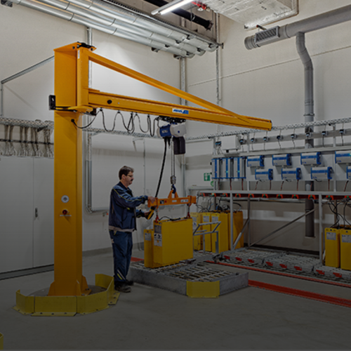 Żuraw obrotowy na kolumnie ABUS LS do ergonomicznego transportu materiałów w miejscu pracy.