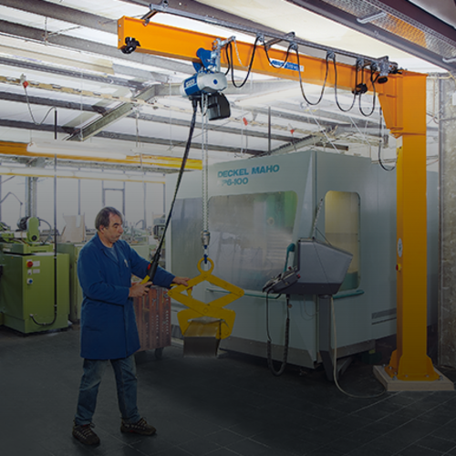 Żuraw obrotowy na kolumnie ABUS LSX w hali produkcyjnej.