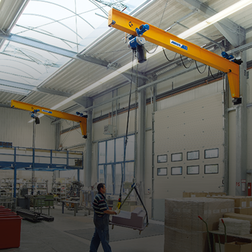 Żuraw ścienny ABUS VW w hali produkcyjnej.