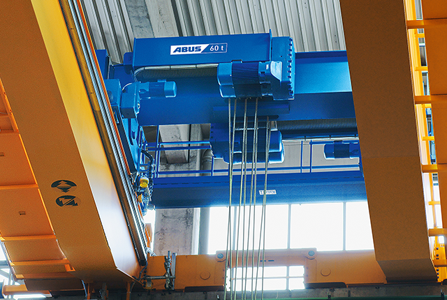 Wciągarka dwuszynowa ABUS typu Z z podwójnym mechanizmem podnoszącym i udźwigiem do 120 t.